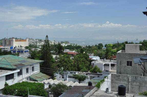 Vista do telhado do nosso hotel em Pétion-Ville, no subúrbio da capital Port-au-Prince, no Haiti